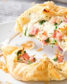 Ham and Cheese Spinach Puffs | Ready in just over 30 minutes, these spinach puffs are made with flaky puff pastry, wrapped around a creamy mixture of ham, gruyere cheese and fresh spinach. Perfect for using leftover ham! | http://thechunkychef.com