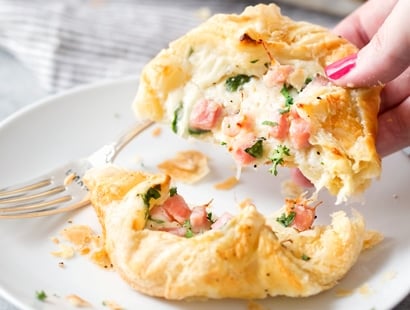 Ham and Cheese Spinach Puffs | Ready in just over 30 minutes, these spinach puffs are made with flaky puff pastry, wrapped around a creamy mixture of ham, gruyere cheese and fresh spinach. Perfect for using leftover ham! | http://thechunkychef.com