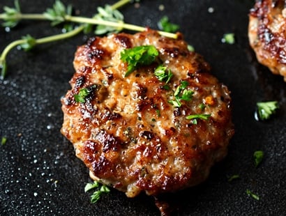 Homemade Maple Breakfast Sausage | These breakfast sausage patties are made with a combo of ground turkey and pork, savory herbs, and sweet maple syrup. The mouthwatering combo gives way to a low calorie homemade version of your favorite breakfast food! | http://thechunkychef.com