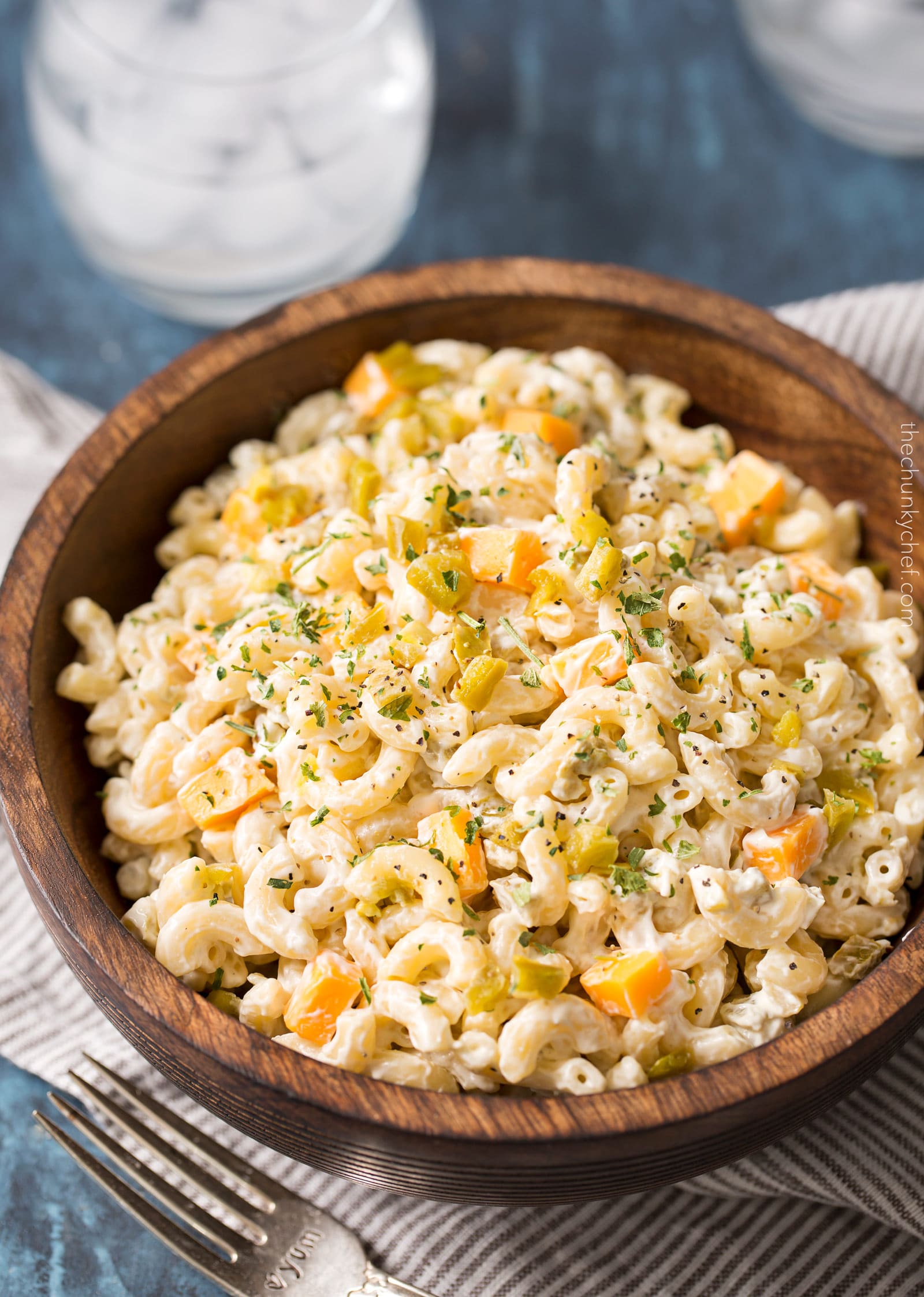 Jalapeno Popper Macaroni Salad | Regular macaroni salad, step aside... this creamy jalapeño popper version is full of amazing flavors, packs some spicy punch, and is perfect for any gathering or bbq! | http://thechunkychef.com