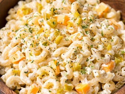Jalapeno Popper Macaroni Salad | Regular macaroni salad, step aside... this creamy jalapeño popper version is full of amazing flavors, packs some spicy punch, and is perfect for any gathering or bbq! | http://thechunkychef.com