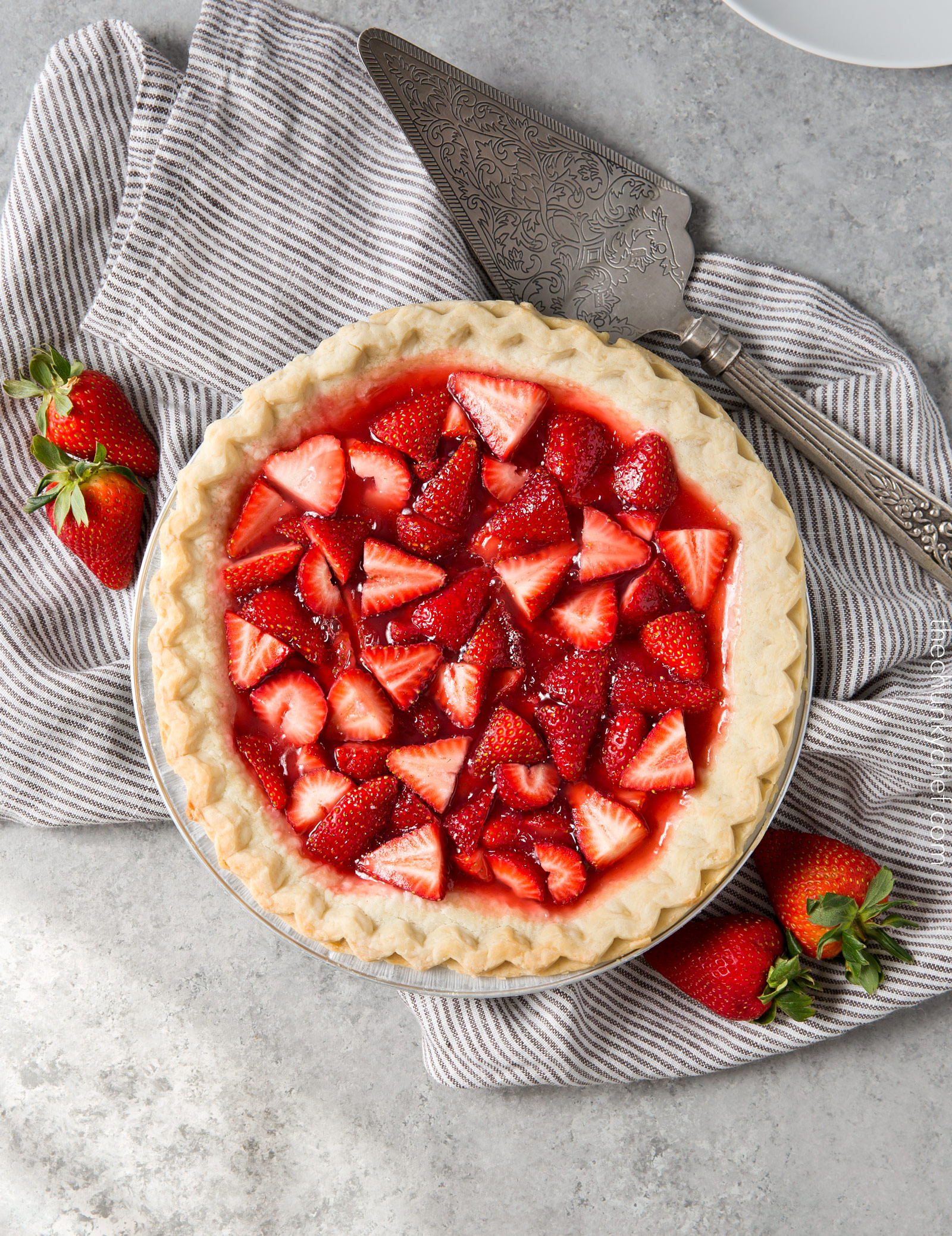 Copycat Frisch's Big Boy Strawberry Pie | This fresh strawberry pie tastes just like the pies from Frisch's Big Boy or Shoney's. It's easy to make, uses just 6 simple ingredients, and a frozen pie crust, for the easiest, tastiest strawberry pie ever! | http://thechunkychef.com