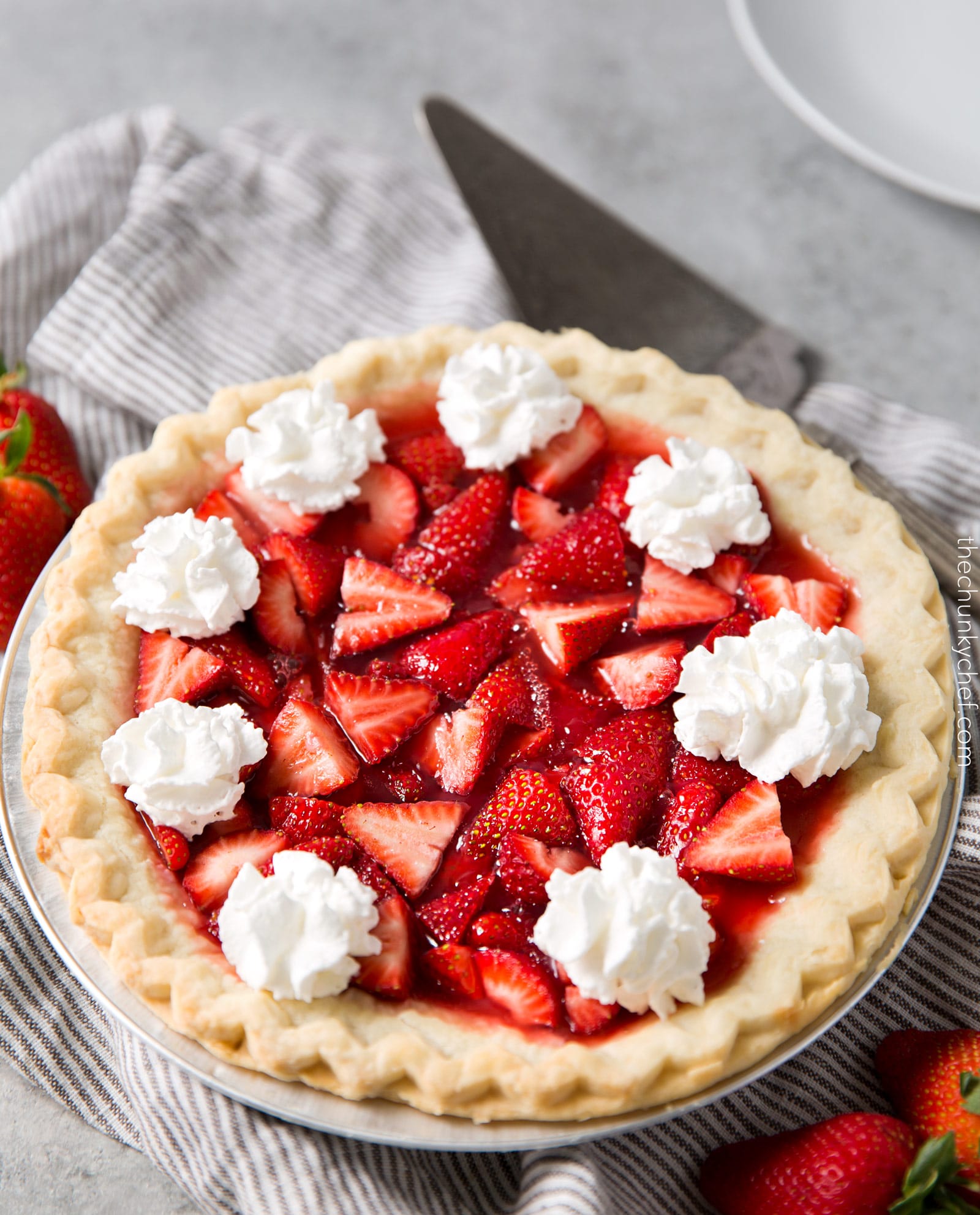 Copycat Frisch's Big Boy Strawberry Pie | This fresh strawberry pie tastes just like the pies from Frisch's Big Boy or Shoney's. It's easy to make, uses just 6 simple ingredients, and a frozen pie crust, for the easiest, tastiest strawberry pie ever! | http://thechunkychef.com