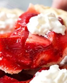 Copycat Frisch's Big Boy Strawberry Pie | This fresh strawberry pie tastes just like the pies from Frisch's Big Boy or Shoney's. It's easy to make, uses just 6 simple ingredients, and a frozen pie crust, for the easiest, tastiest strawberry pie ever! | http://thechunkychef.com
