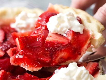 Copycat Frisch's Big Boy Strawberry Pie | This fresh strawberry pie tastes just like the pies from Frisch's Big Boy or Shoney's. It's easy to make, uses just 6 simple ingredients, and a frozen pie crust, for the easiest, tastiest strawberry pie ever! | http://thechunkychef.com