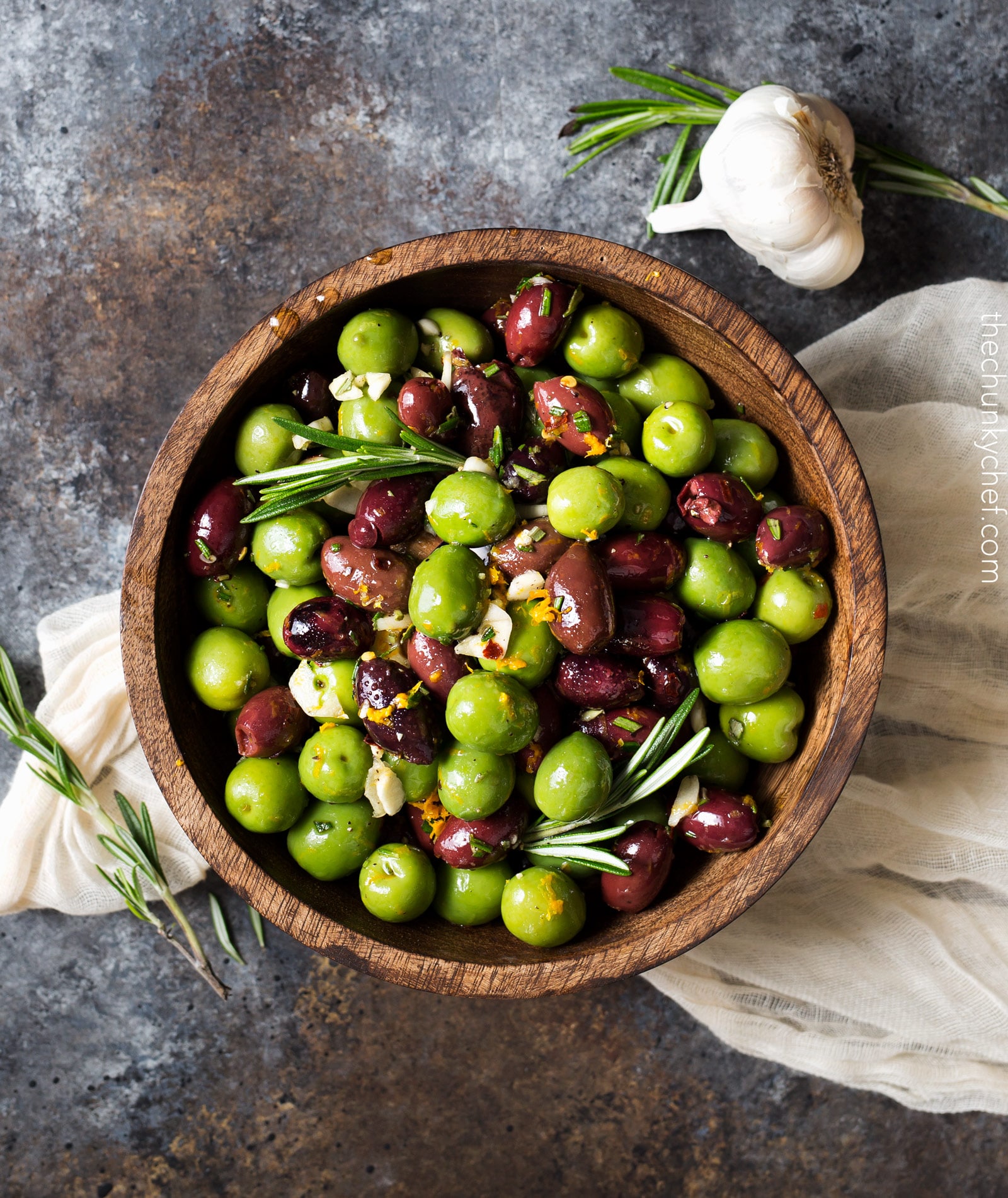 Einfache mit Zitruskräutern marinierte Oliven | Kalamata- und Castelvetrano-Oliven werden in einer köstlichen Marinade aus Zitrusfrüchten, Kräutern und Knoblauch mariniert. Perfekt für einen Snack, eine Party oder eine Käseplatte! 