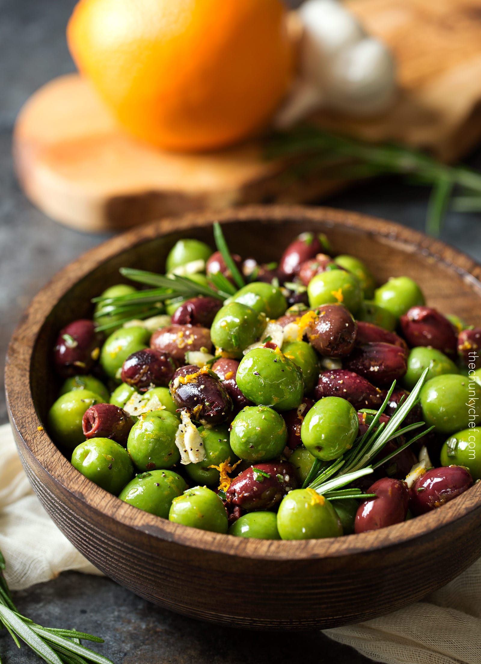 Easy Citrus Herb Marinated Olives | Kalamata- och Castelvetrano-oliver marineras i en aptitretande marinad av citrus, örter och vitlök. Perfekt för ett mellanmål, en fest eller ett osttallrik! | 