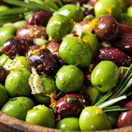 Easy Citrus Herb Marinated Olives | Kalamata en Casteltravano olijven worden gemarineerd in een verrukkelijke marinade van citrus, kruiden en knoflook. Perfect voor een snack, feestje of kaasplankje! | 