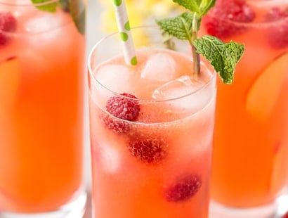 Homemade Raspberry Peach Lemonade | The perfect refreshing summer drink is here! Full of raspberry and peach flavors, this homemade lemonade is like drinking sunshine! | http://thechunkychef.com