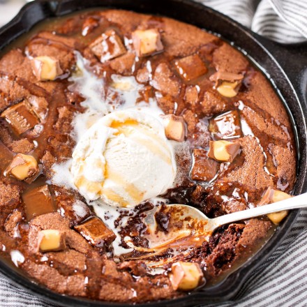 Gooey skillet brownie with caramel