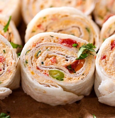 Chicken Taco Mexican Pinwheels | These pinwheels are filled with a creamy chicken taco filling, which is easily customizable, and rolled up to make a perfect appetizer or party food! | http://thechunkychef.com