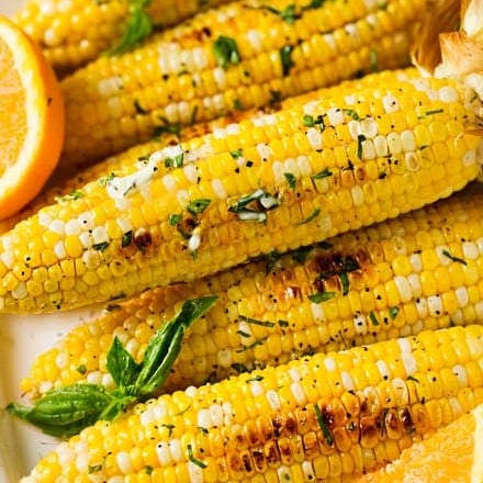 This FAIL-PROOF method for cooking corn on the cob is easy, perfect for any kind of weather, and produces the juiciest, perfectly cooked ears of corn! | #summerrecipe #corn #cornonthecob #roasted #oven #easyrecipe #sidedish