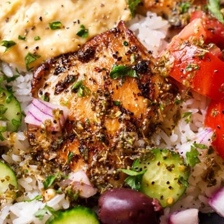 20 Minute Greek Chicken Rice Bowl | Ready in just 20 minutes or less, this rice bowl is packed with great Greek and Mediterranean flavors!  It's also perfect for meal prep or a back to school lunch box idea! | http://thechunkychef.com