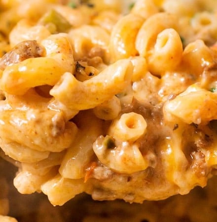 Homemade Chili Mac Bake | Hearty, cheesy, and comfort food the whole family will love!  Perfect for a busy weeknight, and leftovers are just as amazing! | http://thechunkychef.com