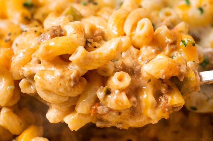 Homemade Chili Mac Bake | Hearty, cheesy, and comfort food the whole family will love!  Perfect for a busy weeknight, and leftovers are just as amazing! | http://thechunkychef.com