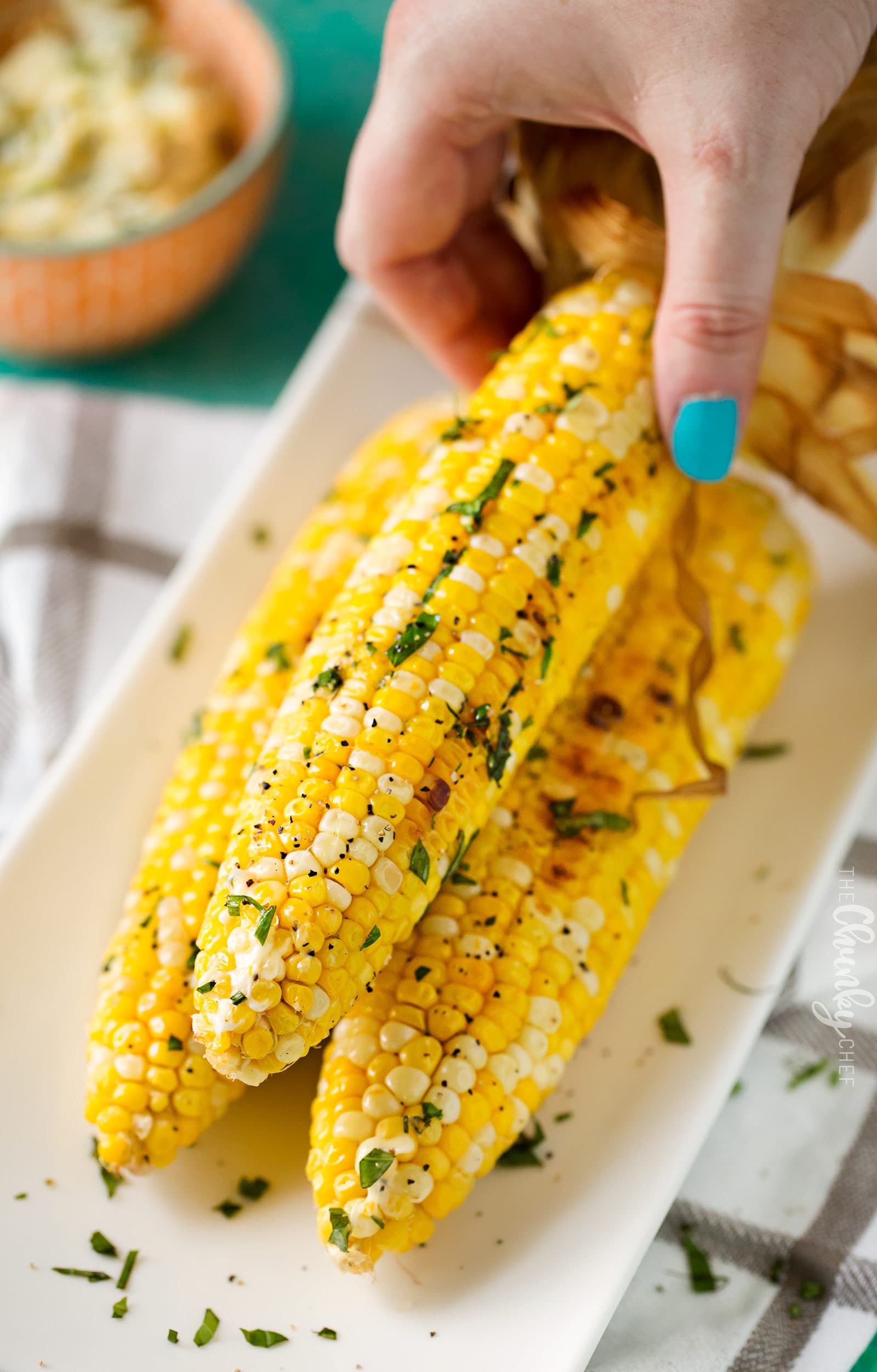 Oven Roasted Corn on the Cob | This foolproof method for cooking corn on the cob is easy, perfect for any kind of weather, and produces the juiciest, perfectly cooked ears of corn ever! | http://thechunkychef.com