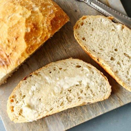 Homemade Artisan No-Knead Bread | Perfectly crusty on the outside, with a soft fluffy inside, this no-knead bread is perfect with any dinner! | https://thechunkychef.com