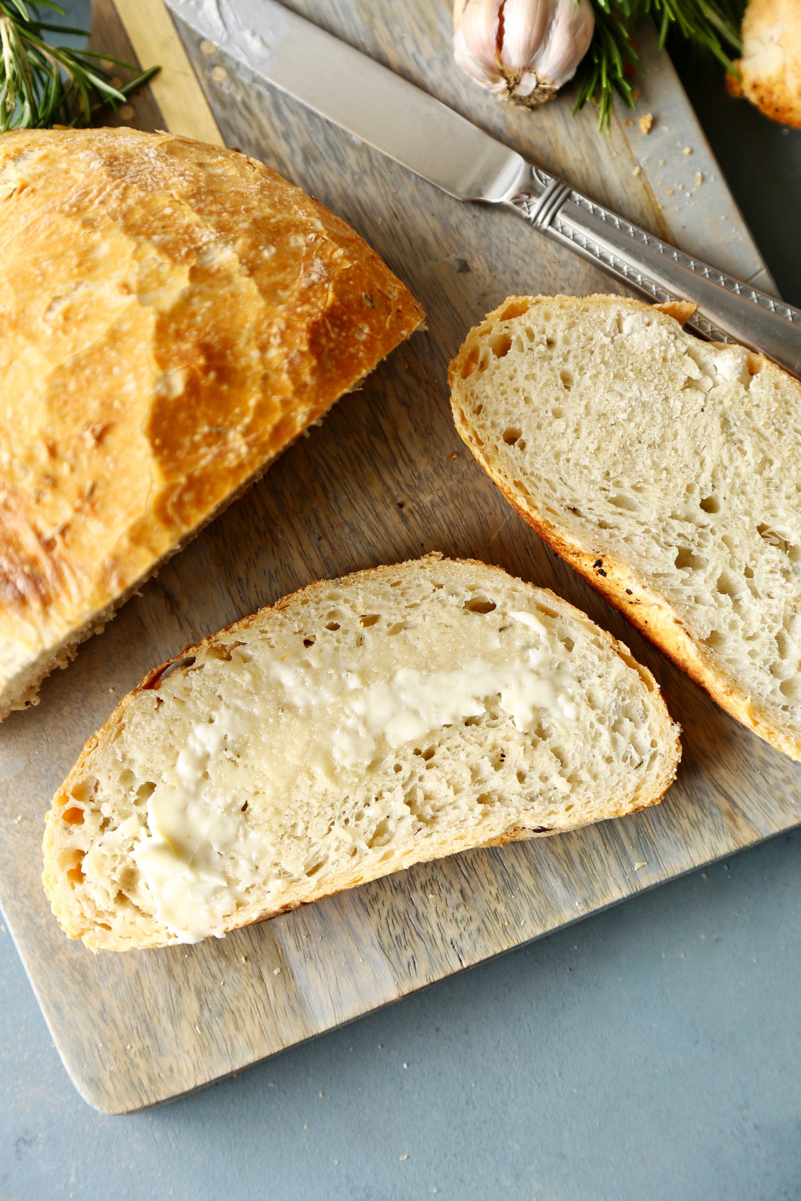 Homemade Artisan No-Knead Bread | Perfectly crusty on the outside, with a soft fluffy inside, this no knead bread is perfect with any dinner! | https://thechunkychef.com