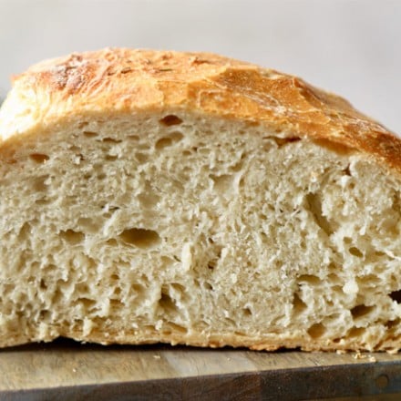 Homemade Artisan No-Knead Bread | Perfectly crusty on the outside, with a soft fluffy inside, this no-knead bread is perfect with any dinner! | https://thechunkychef.com