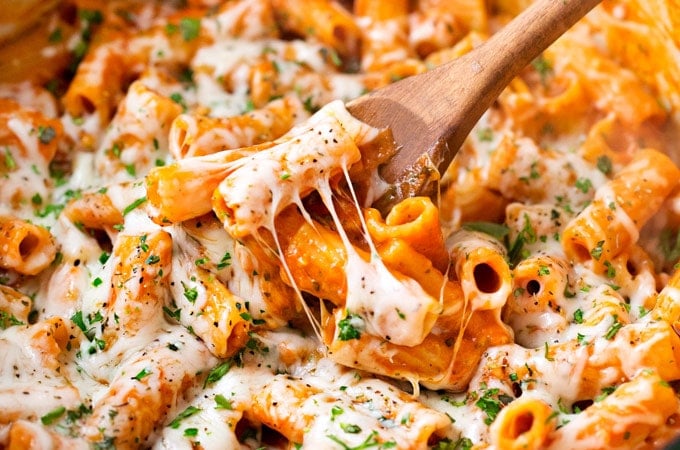 One Pot Chicken Parmesan Pasta - The Chunky Chef