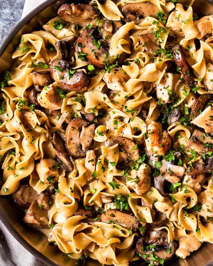 This budget-friendly Chicken Stroganoff is the perfect weeknight dinner recipe... ready in just 30 minutes, and made entirely in ONE POT! #stroganoff #chicken #onepotmeal #easyrecipe #weeknightmeal #chickenstroganoff #onepan #30minutemeal