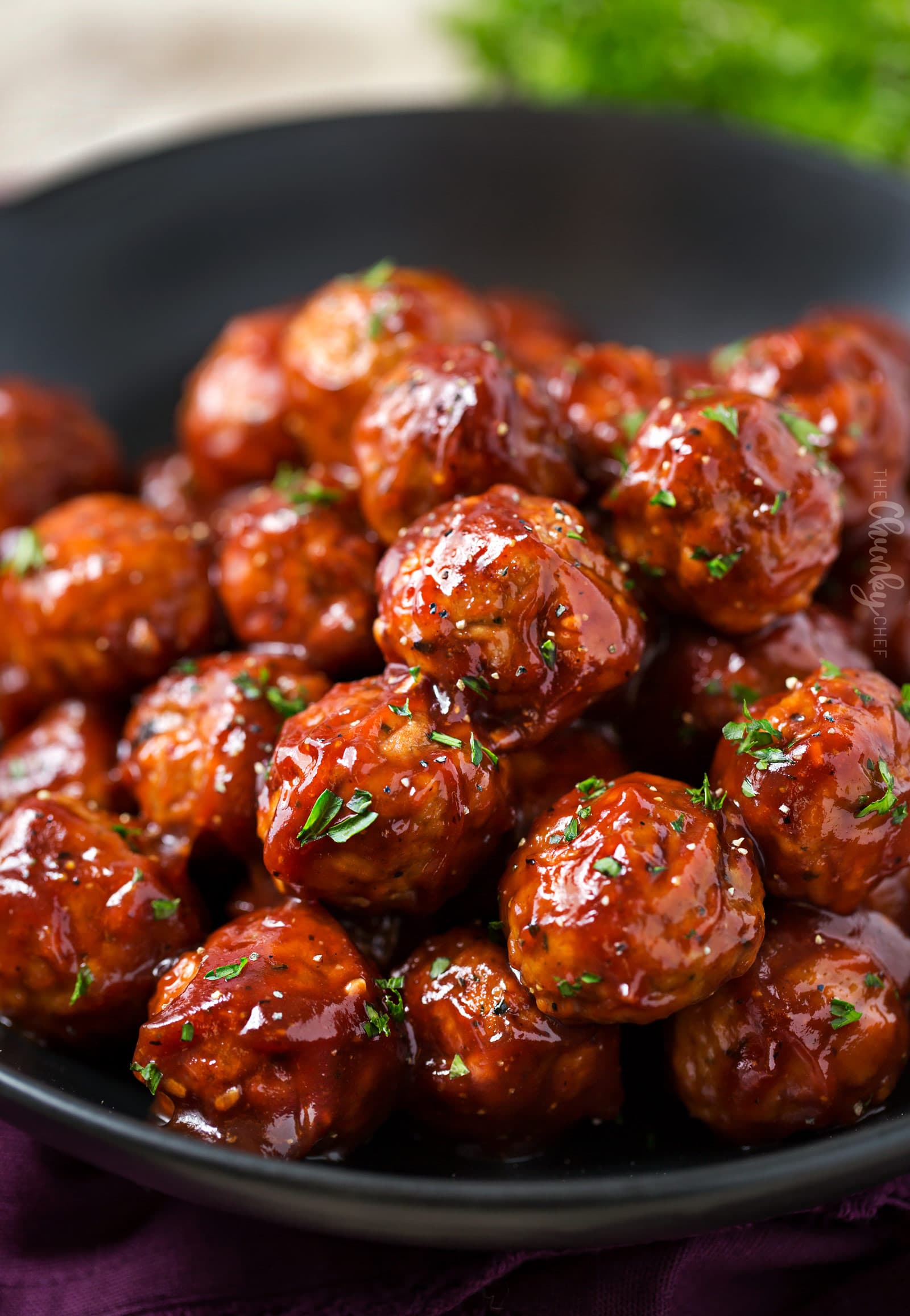 Cranberry BBQ Crockpot Meatballs | Idealna przystawka na imprezę lub dzień gry.... z zaledwie 3 składników i tylko 5 minut przygotowania! Wrzuć wszystko do wolnowaru i ciesz się! | | #appetizer #meatballs #party #easyrecipe #crockpot #slowcooker