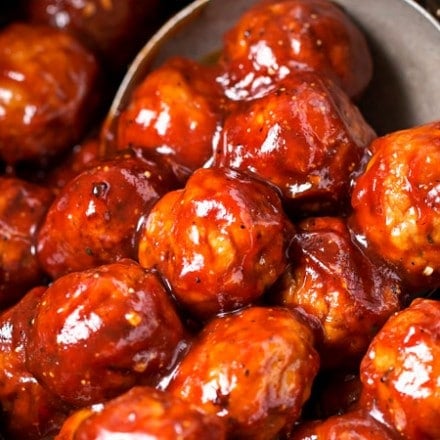 Cranberry BBQ Crockpot Meatballs | L'antipasto perfetto per una festa o un game day... con solo 3 ingredienti e solo 5 minuti di preparazione! Mettete tutto nel vostro fornello lento e godetevelo! | | #appetizer #meatballs #party #easyrecipe #crockpot #slowcooker