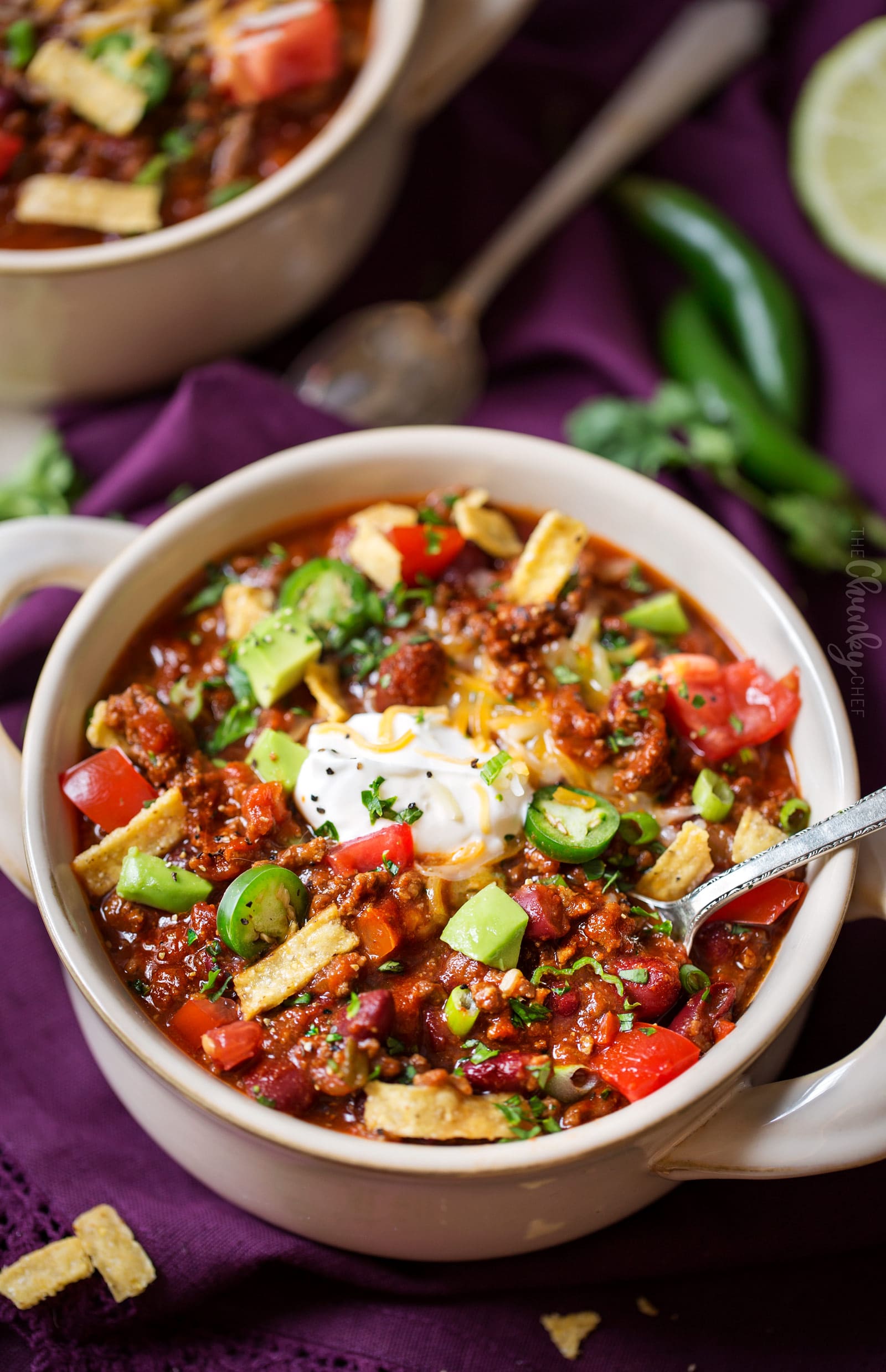 Classic Beef and Bean Slow Cooker Chili | Make classic beef and bean chili the easy way... in the slow cooker!  Come home to a big bowl of comfort food, or serve this chili at a game day party! | https://www.thechunkychef.com | #chili #slowcooker #crockpot #gameday 