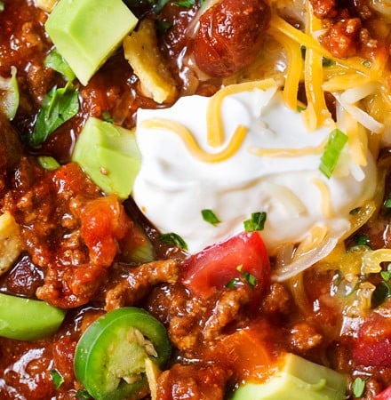 Classic Beef and Bean Slow Cooker Chili | Make classic beef and bean chili the easy way... in the slow cooker!  Come home to a big bowl of comfort food, or serve this chili at a game day party! | https://www.thechunkychef.com | #chili #slowcooker #crockpot #gameday 