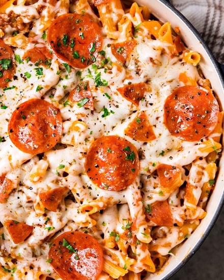 Everything you love about a deluxe pizza, in a kid-friendly pasta recipe, made in one pot, in just 30 minutes, and loaded with extra gooey cheese! #pasta #pizza #onepot #onepan #familyfriendly #easyrecipe #dinner #weeknightmeal #30minutemeal