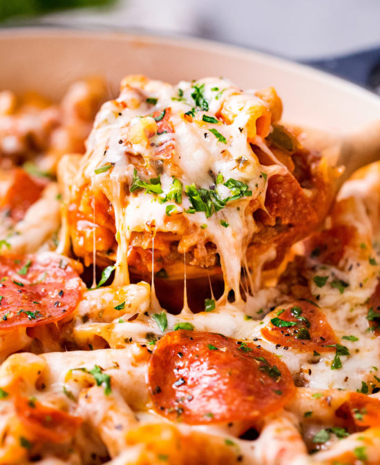 Cheesy Deluxe Pizza Pasta (one pot pasta) The Chunky Chef