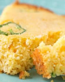 Skillet Jalapeno Cheddar Homemade Cornbread | In true homestyle fashion, this jalapeño cheddar cornbread is baked in a cast iron skillet with bacon drippings for extra flavor! Soft inside, with a mouthwatering crunch on the outside, this cornbread is the one you've been looking for! | https://www.thechunkychef.com | #cornbread #homemade #jalapenocheddar #castiron #homestyle