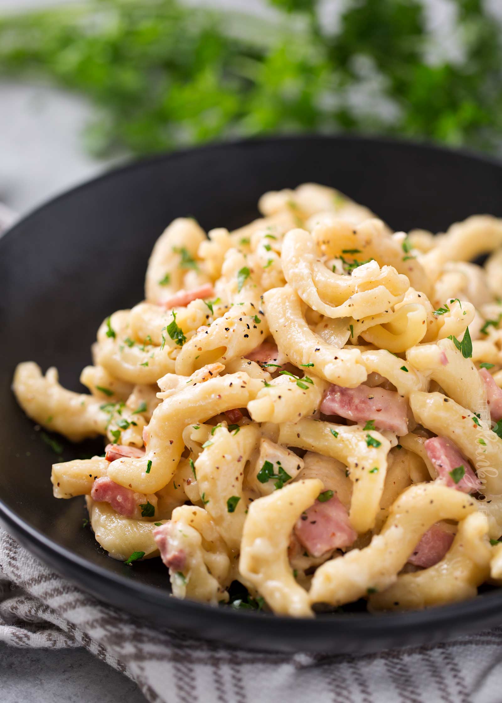 One Pot Creamy Chicken Cordon Bleu Pasta - The Chunky Chef