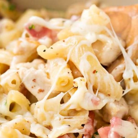 One Pot Creamy Chicken Cordon Bleu Pasta | Classic chicken cordon bleu flavors are combined with ultra creamy pasta in this one pot, 30 minute weeknight dinner recipe!  The pasta cooks right in with everything else... no separate pot to wash! | https://thechunkychef.com | #chickencordonbleu #weeknightdinner #pastarecipe #onepot #onepan #30minutemeal