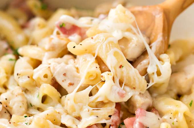 One Pot Creamy Chicken Cordon Bleu Pasta | Classic chicken cordon bleu flavors are combined with ultra creamy pasta in this one pot, 30 minute weeknight dinner recipe!  The pasta cooks right in with everything else... no separate pot to wash! | https://thechunkychef.com | #chickencordonbleu #weeknightdinner #pastarecipe #onepot #onepan #30minutemeal