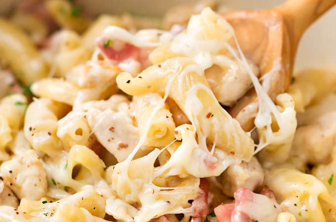 One Pot Creamy Chicken Cordon Bleu Pasta - The Chunky Chef