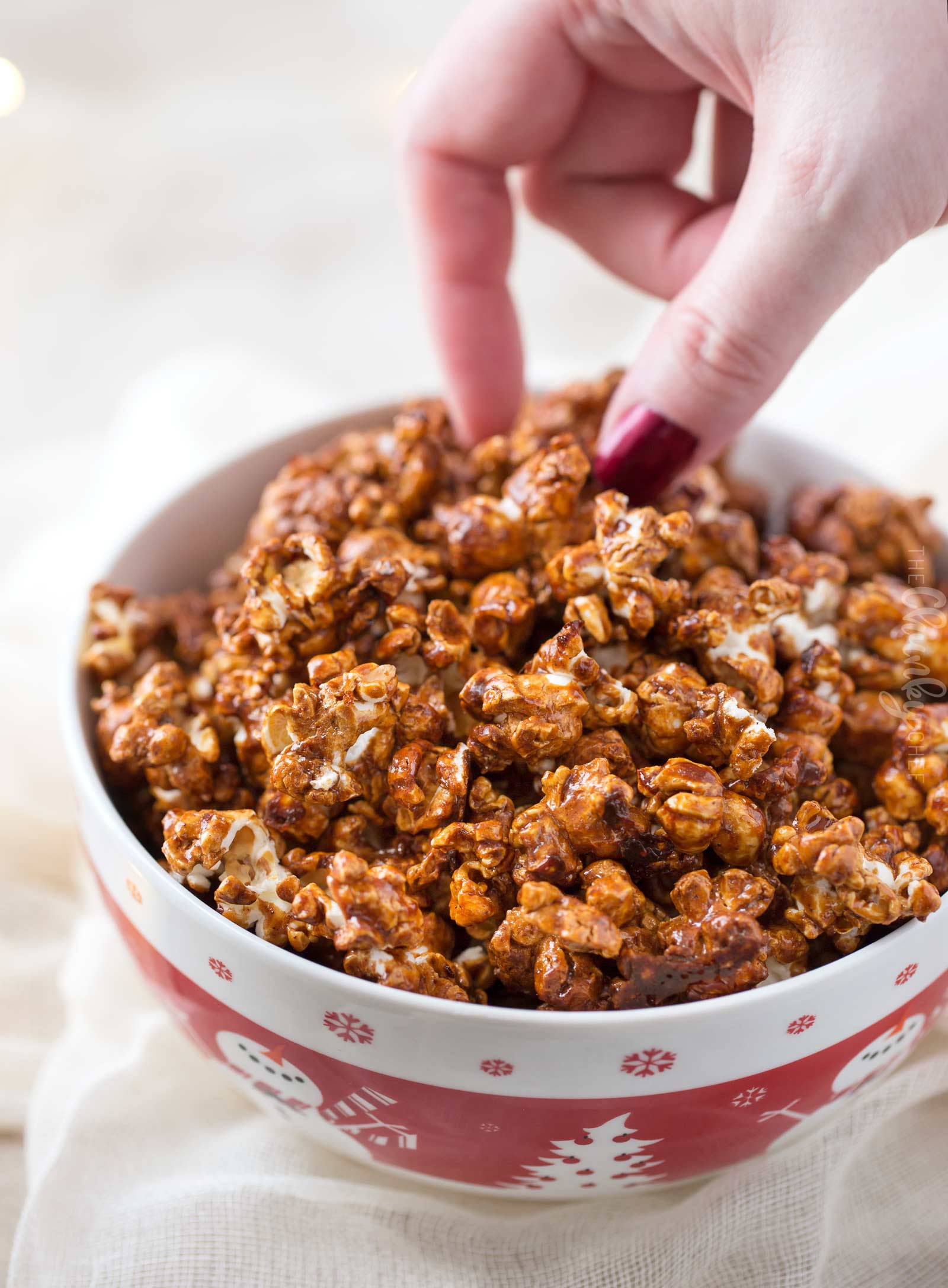 Gingerbread Caramel Corn | Classic caramel corn combines with gingerbread spices in the best caramel popcorn EVER!  You'll  love snacking on this sweet and crunchy popcorn! | The Chunky Chef | #popcorn #caramelcorn #homemadecaramel #snackrecipes #homemade #gingerbread