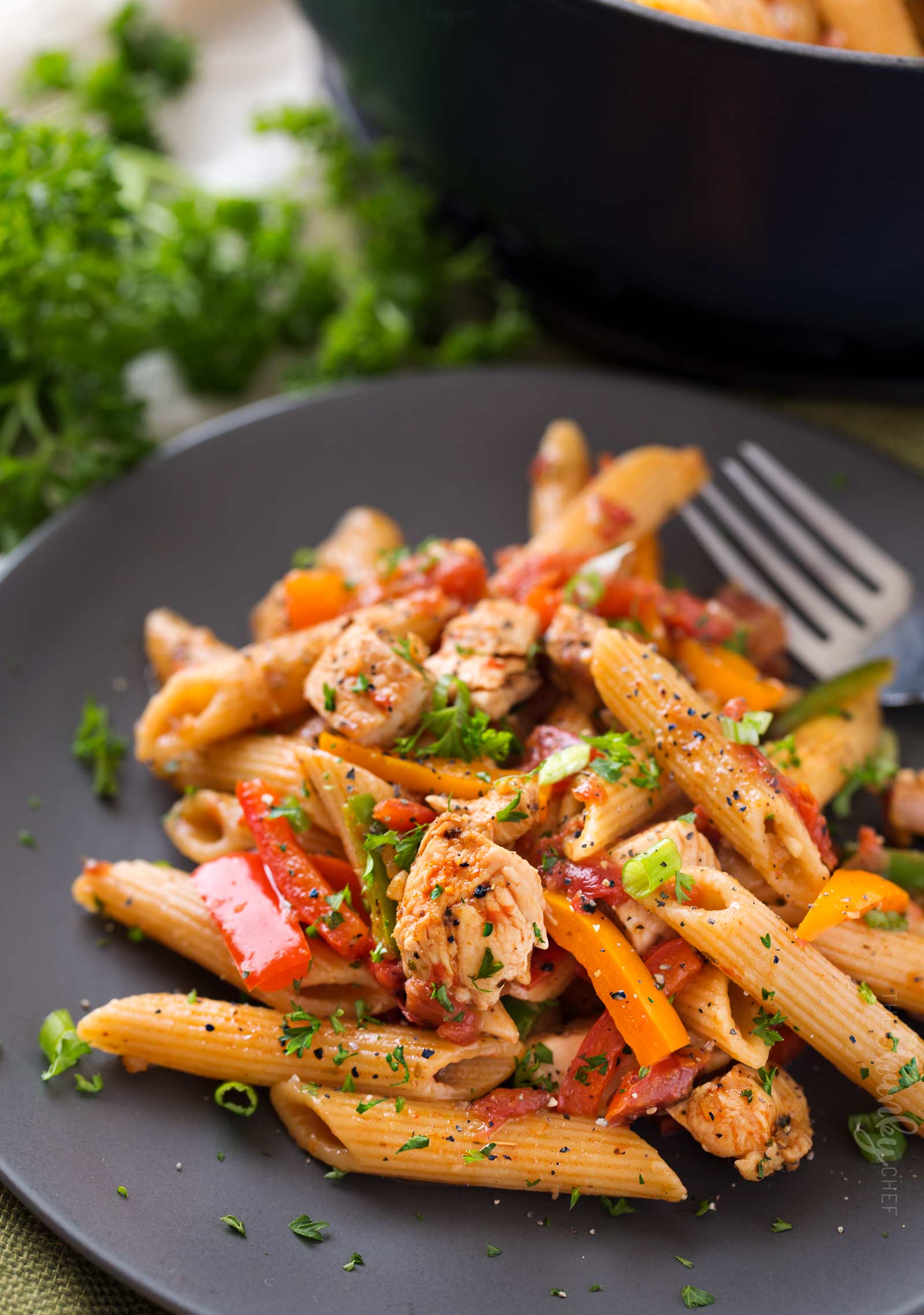 One Pot Chicken Fajita Pasta - The Chunky Chef