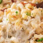 This Jalapeño Popper Mac and Cheese has all the amazing flavors of the wildly popular appetizer, made into an ultra creamy and comforting baked Mac and cheese dish! | #macandcheese #jalapenopopper #comfortfood #macaroniandcheese #recipe