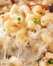 This Jalapeño Popper Mac and Cheese has all the amazing flavors of the wildly popular appetizer, made into an ultra creamy and comforting baked Mac and cheese dish! | #macandcheese #jalapenopopper #comfortfood #macaroniandcheese #recipe