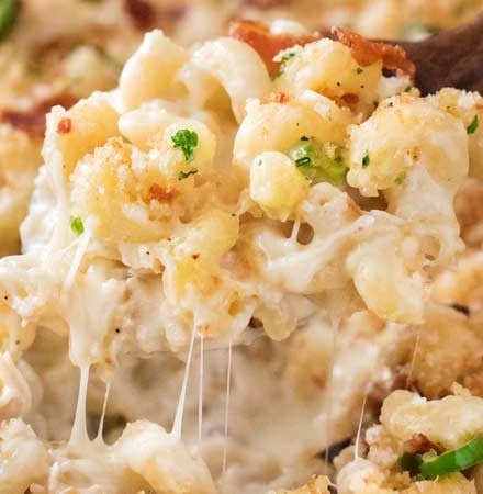 This Jalapeño Popper Mac and Cheese has all the amazing flavors of the wildly popular appetizer, made into an ultra creamy and comforting baked Mac and cheese dish! | #macandcheese #jalapenopopper #comfortfood #macaroniandcheese #recipe