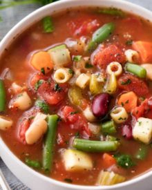 Way better than the soup from that popular Italian restaurant chain, this minestrone soup is bursting with hearty flavors and is made easily in the slow cooker! Vegetables, beans and pasta are simmered in a rich vegetable broth to make a soul-warming soup. | #minestrone #soup #slowcooker #crockpot #copycat #souprecipe