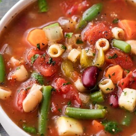 Way better than the soup from that popular Italian restaurant chain, this minestrone soup is bursting with hearty flavors and is made easily in the slow cooker!  Vegetables, beans and pasta are simmered in a rich vegetable broth to make a soul-warming soup. | #minestrone #soup #slowcooker #crockpot #copycat #souprecipe