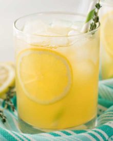 Sweet summer peach lemonade, made with just a few simple ingredients! Perfect on a hot Spring or Summer day, it's the ultimate thirst-quencher! | #lemonade #lemonaderecipe #peach #summerdrink #homemadedrink