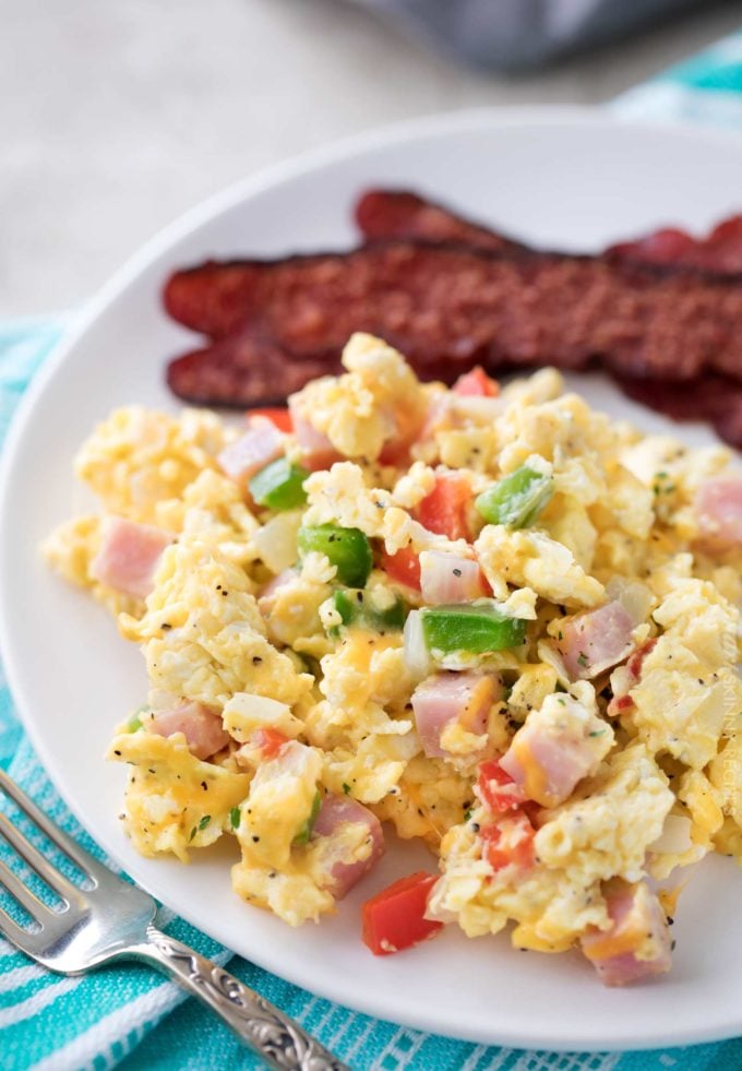 Perfectly fluffy scrambled eggs mixed with sautéed onion, peppers and diced ham, and topped with gooey cheddar cheese.  Perfect for breakfast, brunch or even brinner, and at only 3 weight watchers smart points, it's an amazingly healthy and nutritious recipe! | #weightwatchers #healthyrecipe #smartpoints #scrambledeggs #denveromelet