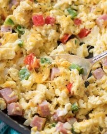 Perfectly fluffy scrambled eggs mixed with sautéed onion, peppers and diced ham, and topped with gooey cheddar cheese. Perfect for breakfast, brunch or even brinner, and at only 3 weight watchers smart points, it's an amazingly healthy and nutritious recipe! | #weightwatchers #healthyrecipe #smartpoints #scrambledeggs #denveromelet
