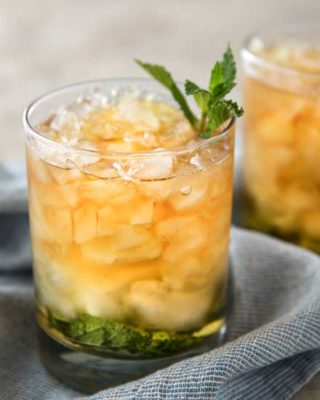 This Southern mint julep recipe is extremely close to the iconic Derby Day cocktail, made with simple syrup, Kentucky bourbon, fresh mint, and crushed ice. Cool and refreshing, it's perfect on a summer day! | #derbyday #bourbon #mint #mintjulep #kentucky #southern #cocktail
