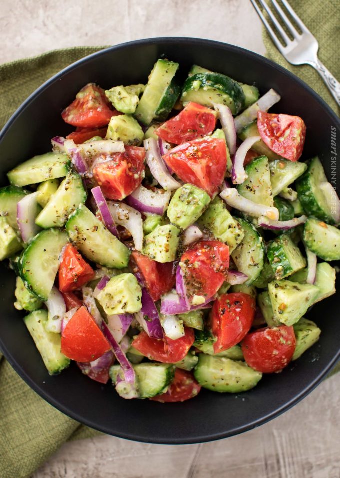 This summery tomato avocado salad is full of buttery avocados, juicy tomatoes and crisp red onions, and tossed in a mouthwatering homemade Greek-inspired dressing! | #avocado #greek #salad #avocadosalad #tomatosalad #potluck