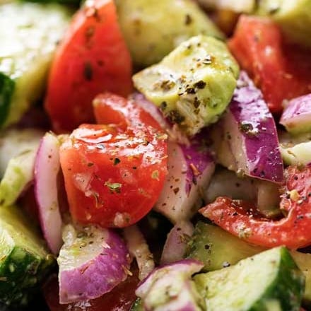 This summery tomato avocado salad is full of buttery avocados, juicy tomatoes and crisp red onions, and tossed in a mouthwatering homemade Greek-inspired dressing! | #avocado #greek #salad #avocadosalad #tomatosalad #potluck