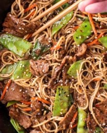 Tender slices of beef are stir fried with vegetables and tossed with authentic ramen noodles to make the most amazing 30 minute meal. Put down that takeout menu, this beef stir fry is WAY better! | #stirfry #beefstirfry #chinese #chinesefood #takeout #30minutemeal #beef